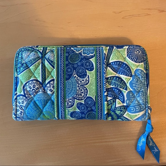 Vera Bradley Handbags - Vera Bradley zip up wallet in Doodle Daisy